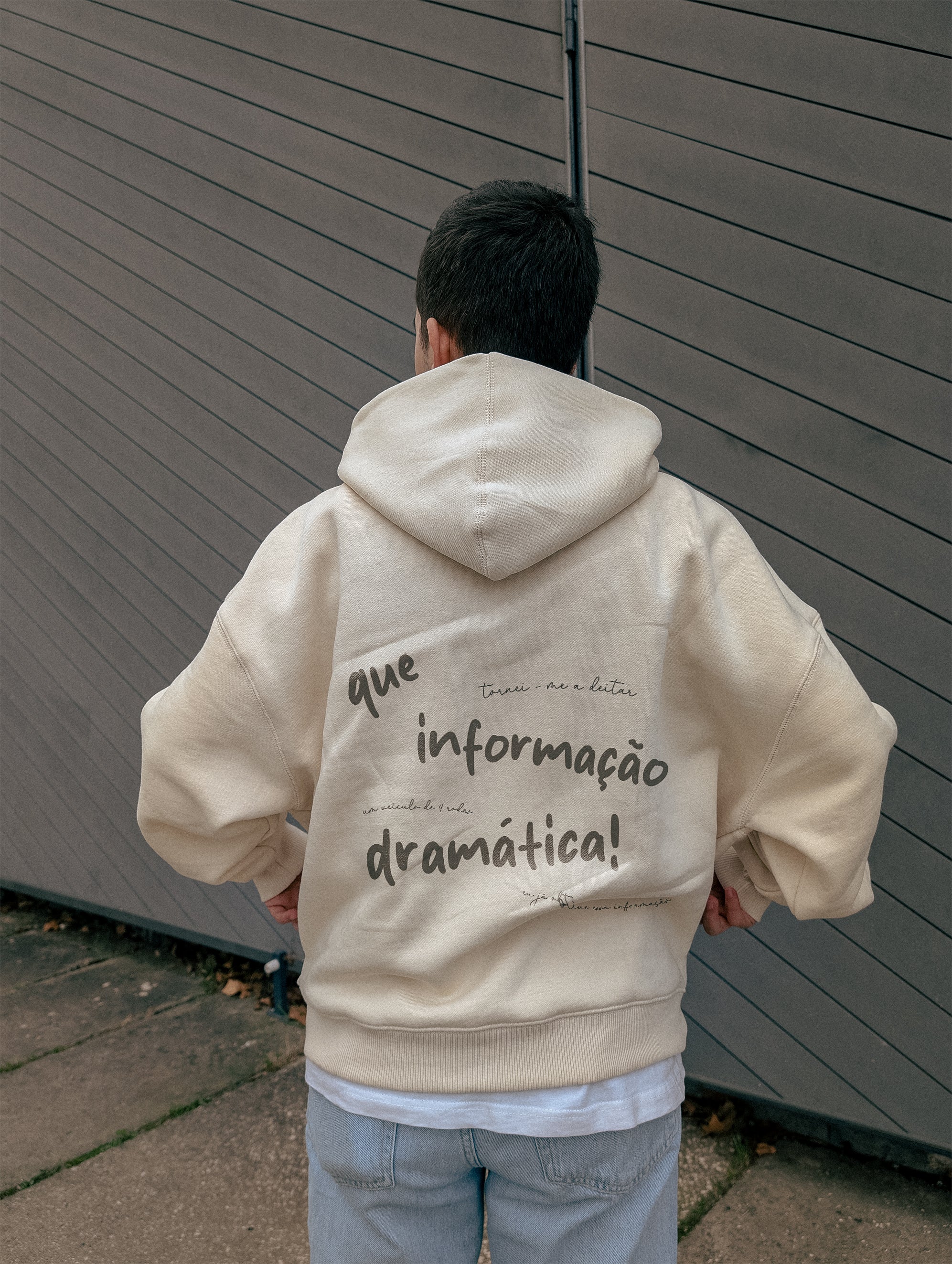 Hoodie Oversized Bege: Informação Dramática