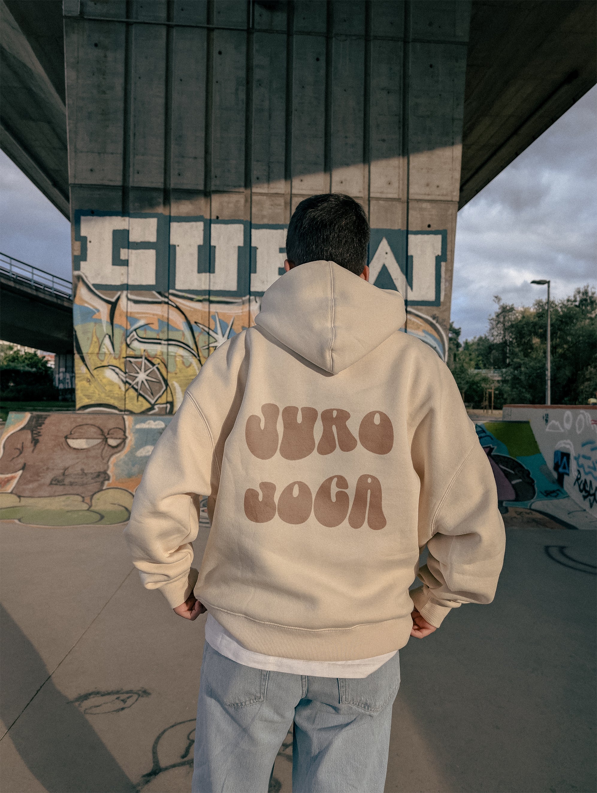 Hoodie Oversized Bege: Juro Joca