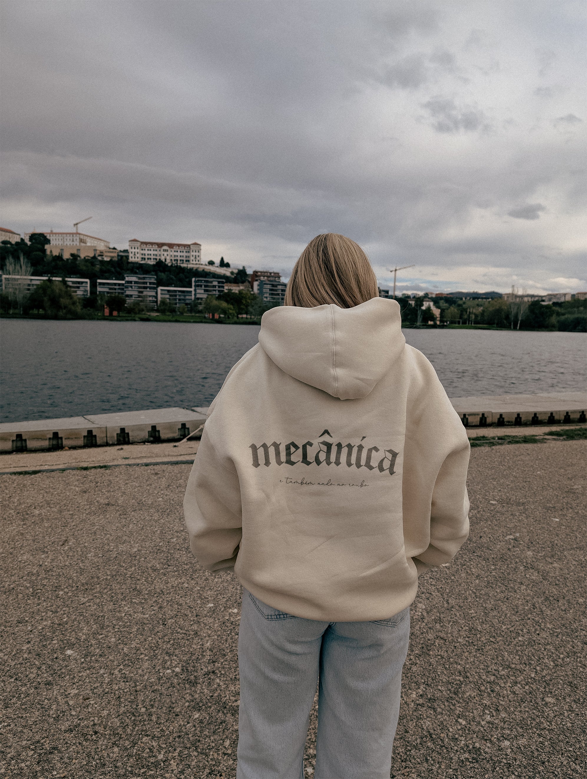 Hoodie Oversized Bege: Mecânica & Roubo