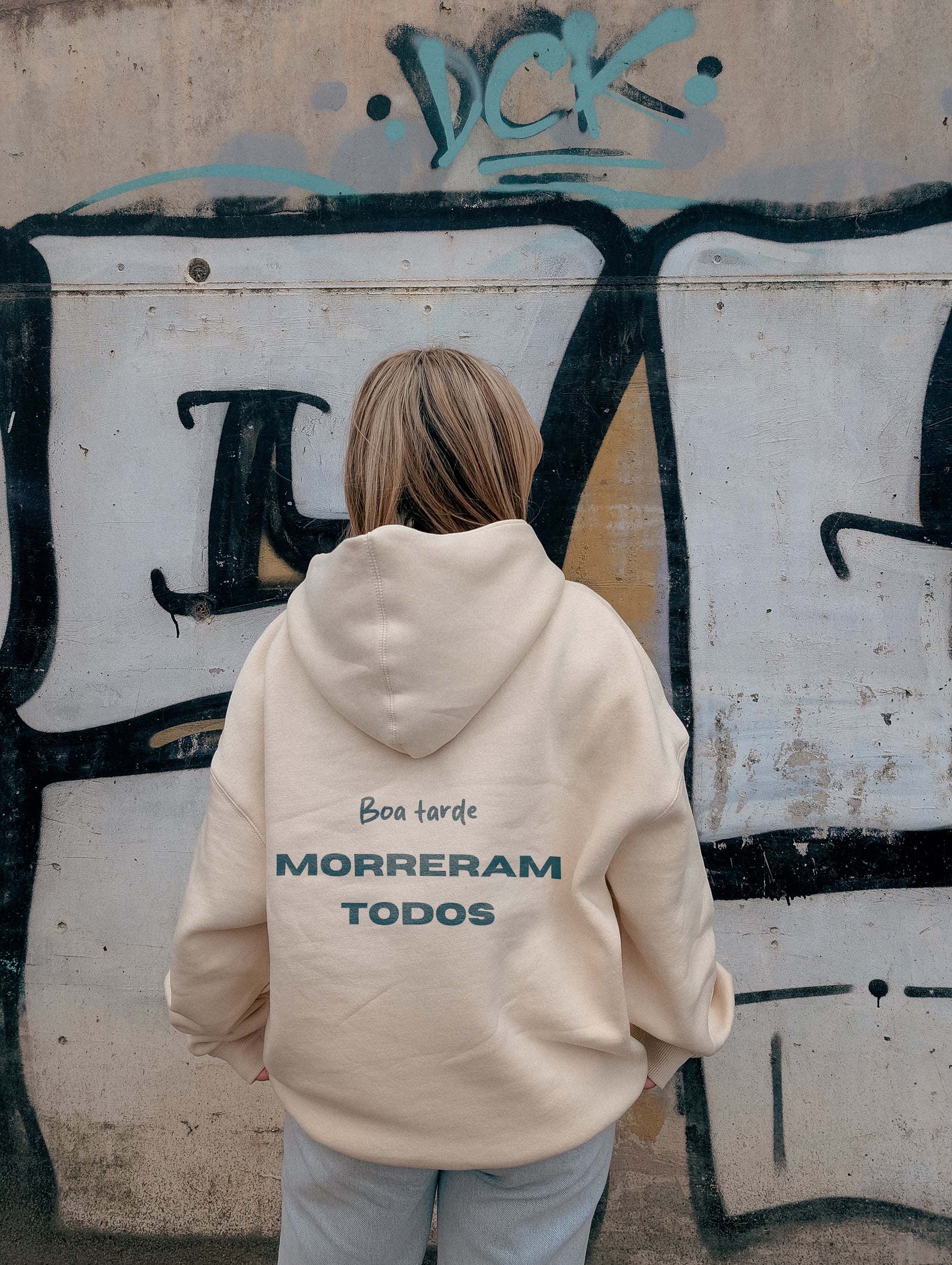 Hoodie Oversized Bege: Morreram Todos