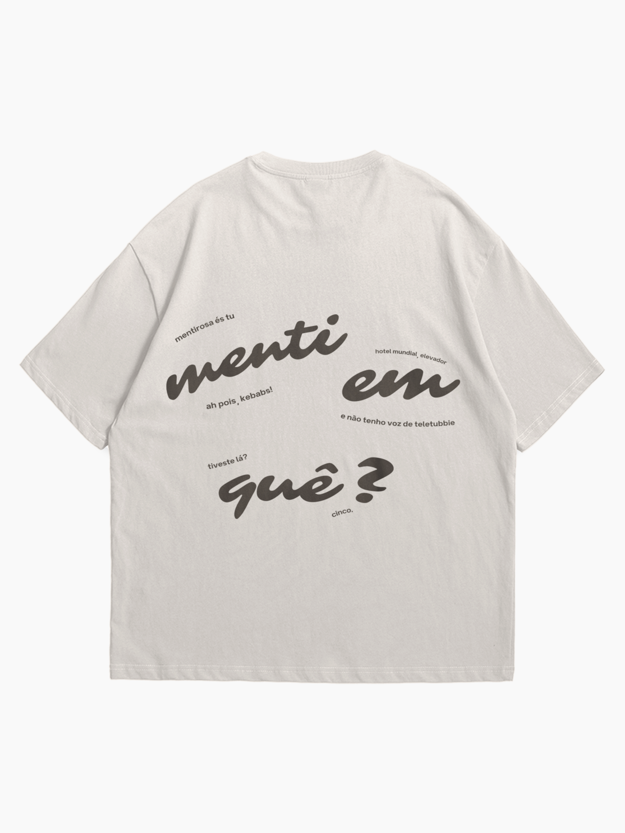 T-shirt Oversized Bege: Menti em Quê?