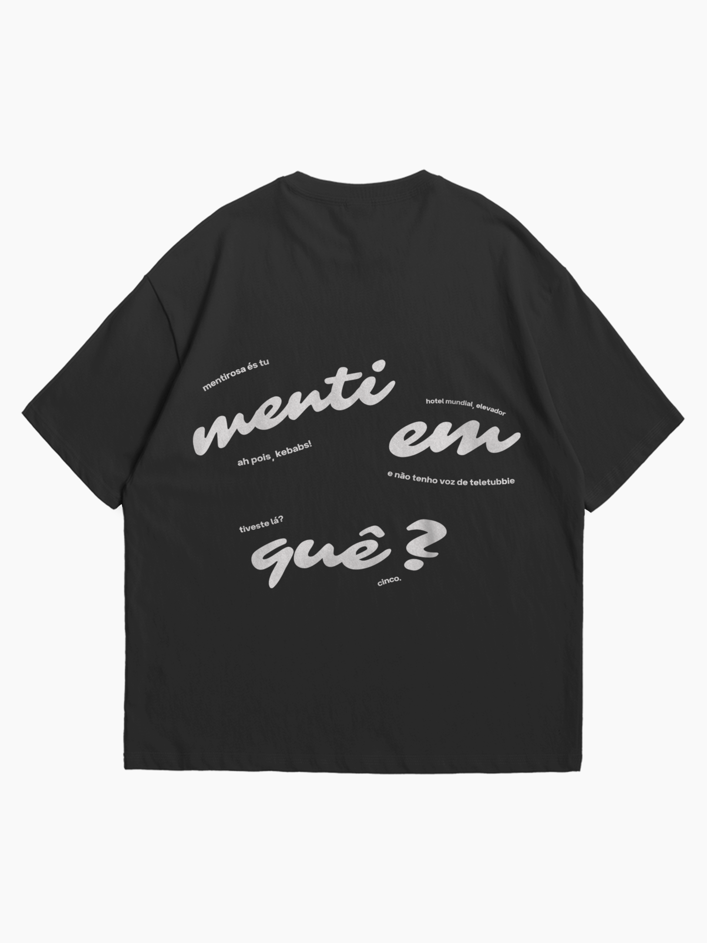 T-shirt Oversized Preta: Menti em Quê?